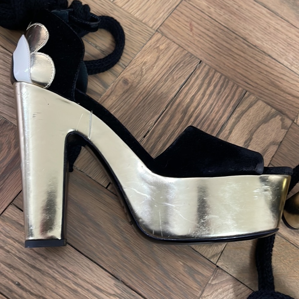 Nicholas Kirkwood gold platform with flower detail ties up leg size 38 vintage